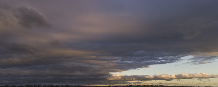 乌云压境霞光破，天地交界处微光乍现