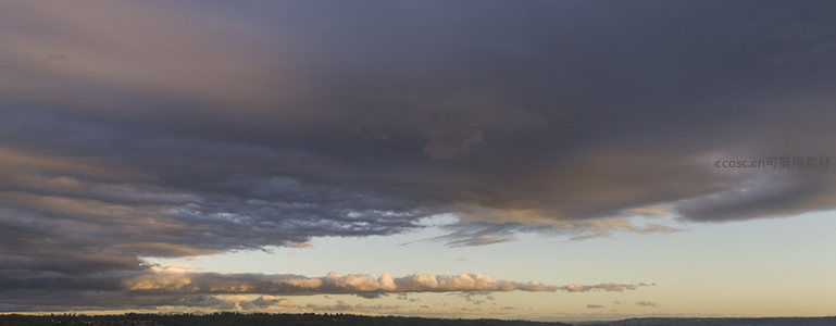 暮色云层壮丽铺展天际线
