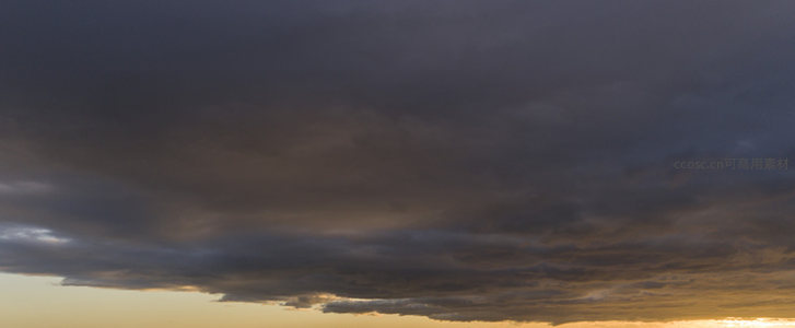 浓云密布夕阳染金边天幕