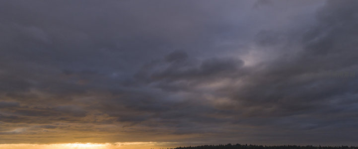 暮色云层，霞光穿透天际线
