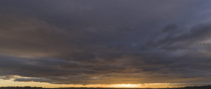 广袤云海，夕阳余晖染林梢