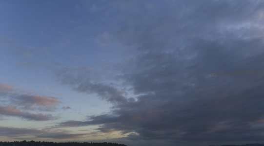 晨昏交替，淡彩云朵舞天边