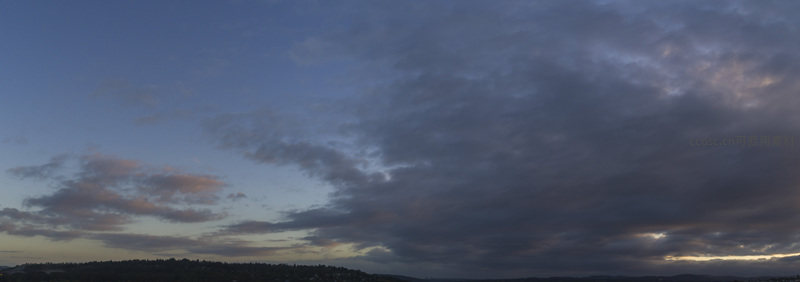 暮色苍穹云海翻涌，霞光穿透天际线