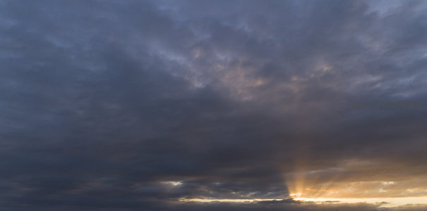 破云而出的阳光，照亮沉寂的黄昏天幕