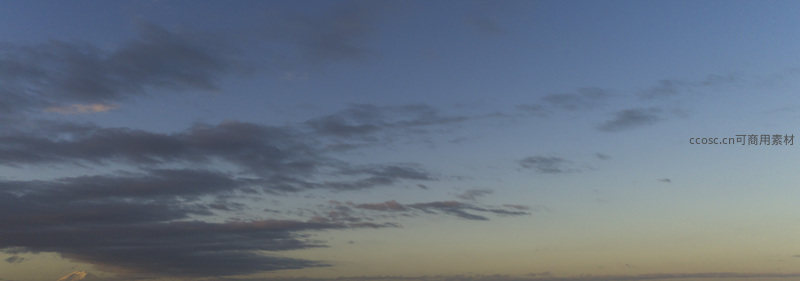 暮云低垂天渐暗，霞光微露染边缘