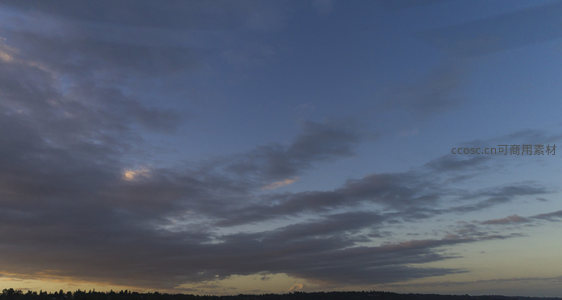 林影之上云海涌，暮光穿隙染苍穹