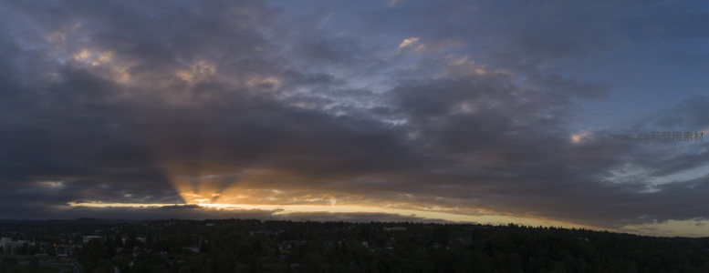 广角镜头下的暮色云海与城市剪影