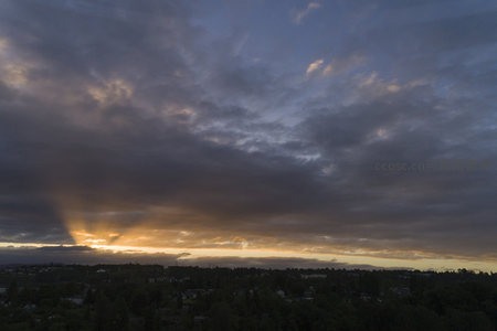 高角度俯瞰城市上空的破云霞光