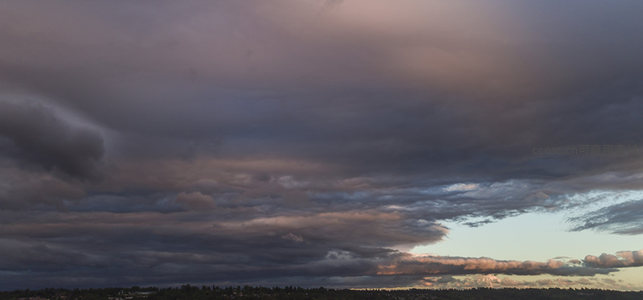 暮色云层翻涌，天际线染上金边