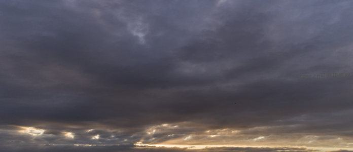 风暴将至，云层裂隙洒下万道金光