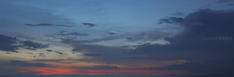 海天相接处燃烧的晚霞