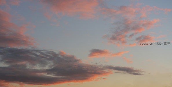晚霞染红天际，云朵如火般绚烂