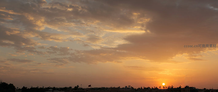 城市天际线沐浴在金色夕阳中