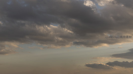 乌云密布间透出希望之光