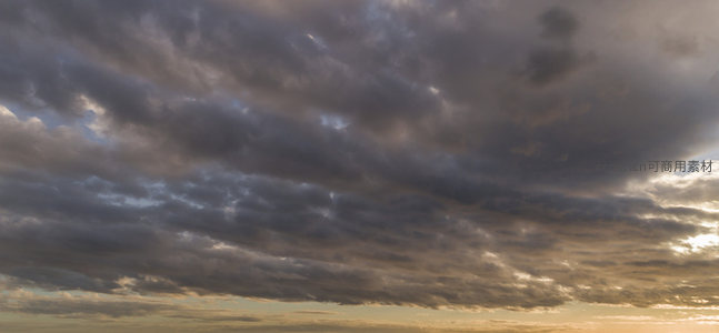 风暴云层边缘泛着金边