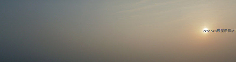 薄雾晨曦中的孤日悬空