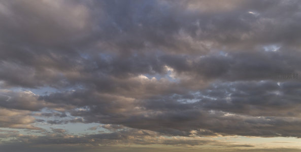 暮色苍穹云海翻涌不息