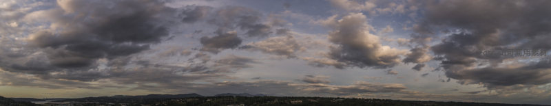 云海翻涌山峦隐现黄昏时分