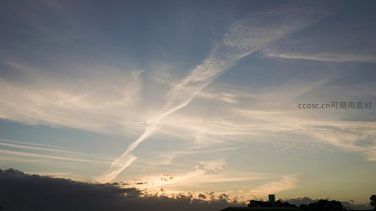纤细云丝划破长空，夕阳余晖温柔
