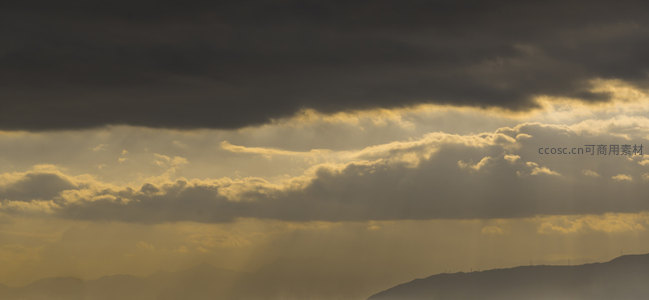 乌云压顶，金色光束刺破阴霾