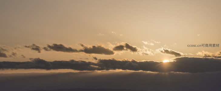 金色夕阳穿透云层洒向大地