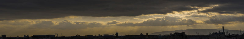 城市天际线在云隙阳光中若隐若现