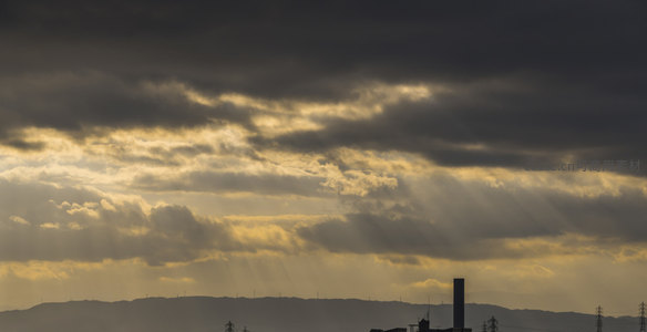 工业区上空云层裂开洒下圣光