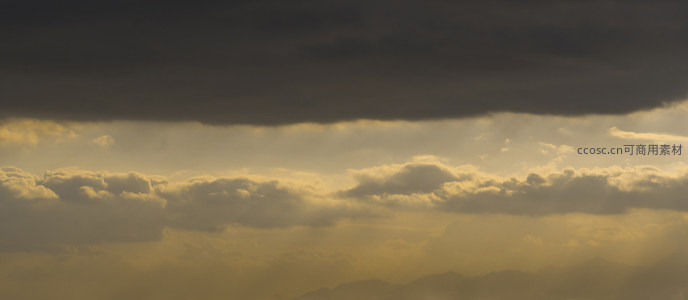 山峦之上云隙透光的震撼瞬间