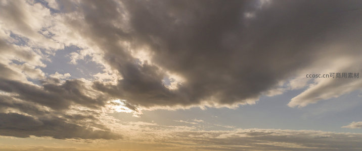 风云变幻间太阳挣扎破云而出