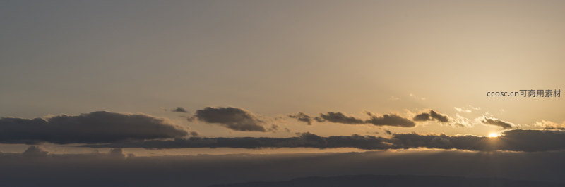 地平线上的夕阳余晖温柔洒落