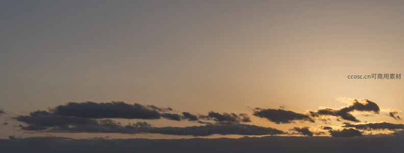 黄昏云层缝隙透出金色光芒