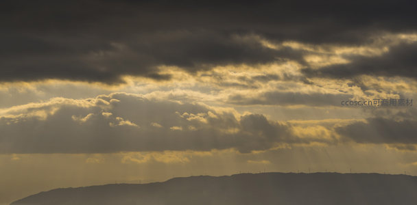 山峦剪影上空云隙洒下圣光