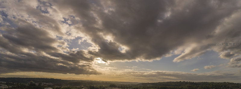 城市上空云层翻涌光影变幻