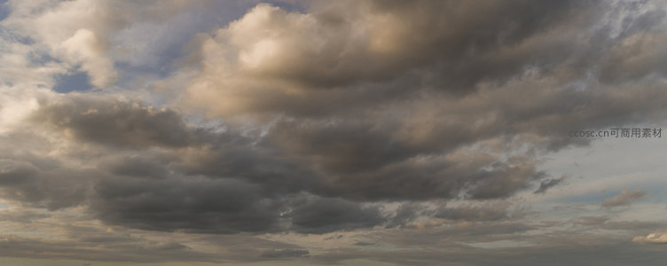 层叠云海覆苍穹，光影交错绘天幕