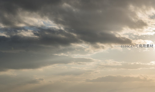 云隙光束穿天幕，温柔洒落如神迹