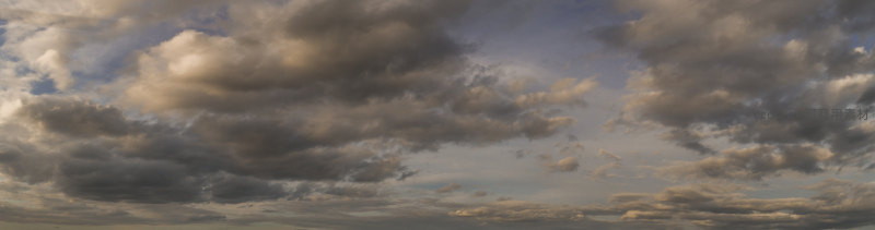 黄昏时分厚重云层与金色霞光交织的壮丽天空