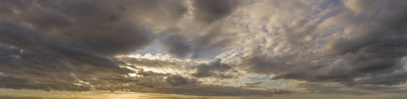 广角镜头捕捉到的暮色云海与穿透云隙的金色阳光