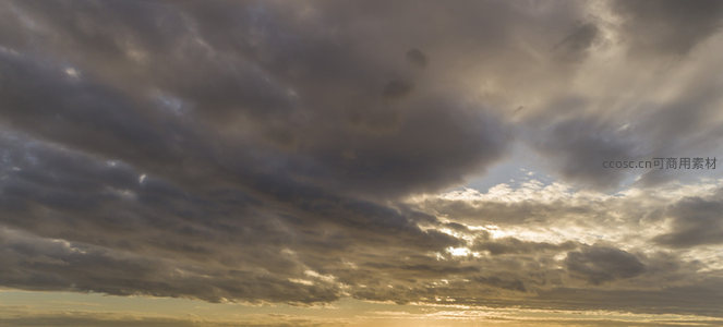 夕阳穿透层层云朵洒向大地的温暖光辉瞬间