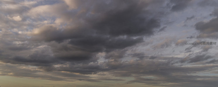 暮霭沉沉的天空中飘浮着层次丰富的灰紫色云团