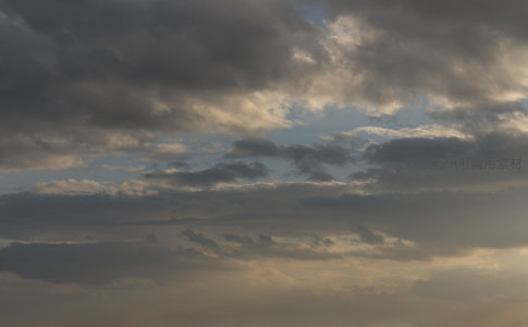 深色云团间透出柔和暮光