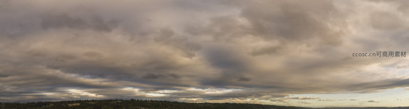 黄昏时分厚重云层覆盖天际线