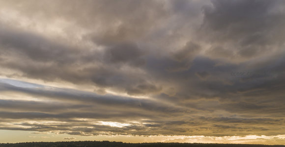 夕阳穿透云隙洒向大地