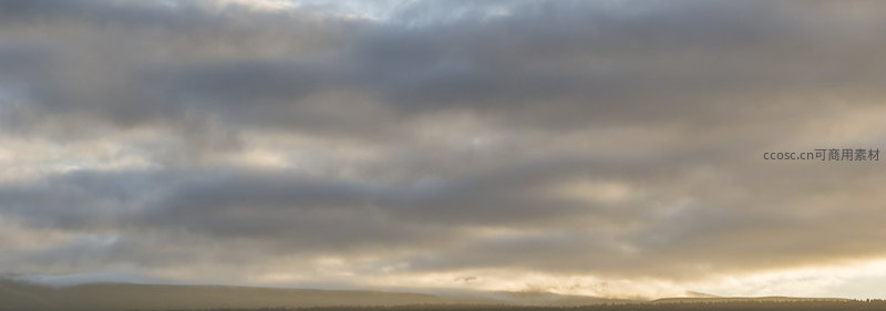 晨曦云海轻抚远山轮廓