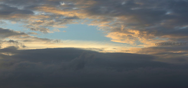 云隙透蓝天，金辉洒云层如画卷