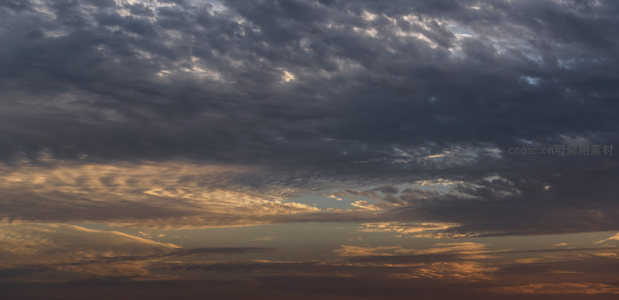 乌云密布天穹暗，霞光暗涌映苍穹