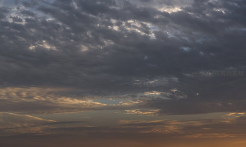 金色霞光轻抚暗云边缘