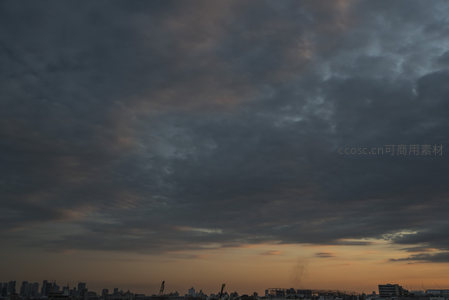 阴云密布的城市黄昏剪影