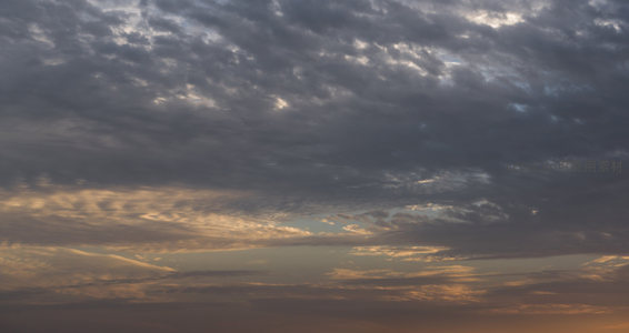 暮色云层，光影交织的天空画卷