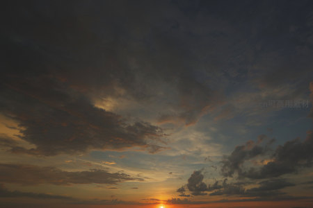 夕阳穿透云层洒下金色光辉