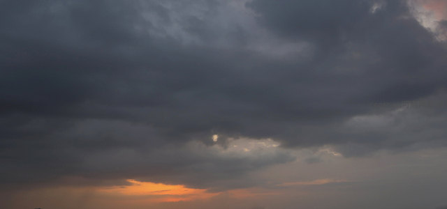 乌云密布间透出一线暖光
